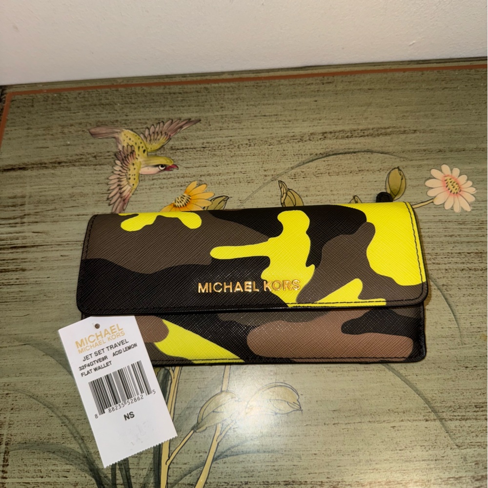Michael Kors Jet Set Travel Wallet - Picture 6 of 9